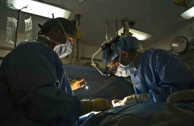 O femeie din Pakistan a murit după ce a fost operată de paznicul spitalului care s-a dat drept medic