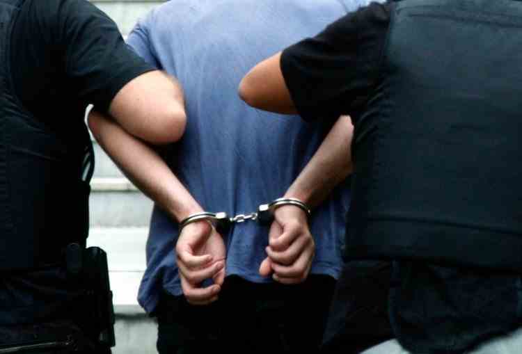 Doi cămătari au fost arestați după ce au răpit și bătut crunt un bărbat, într-un apartament din Brașov