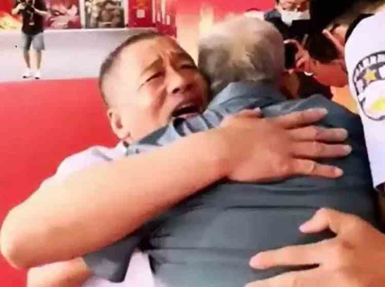 Un bărbat din China, răpit în copilărie, și-a reîntâlnit tatăl după 58 de ani