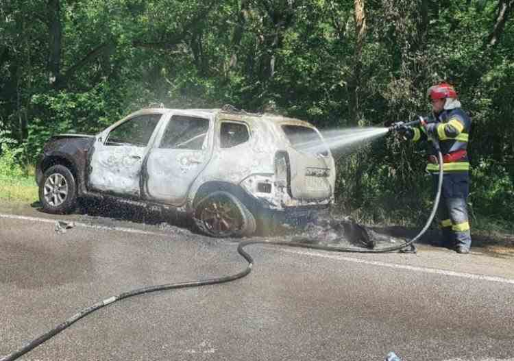 O mașină a fost făcută scrum la marginea Drumului European E87 - Cauza incendiului ar fi fost un scurtcircuit