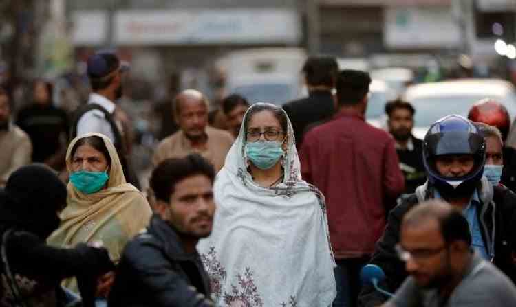 O regiune din Pakistan va bloca telefoanele celor care nu se vaccinează anti-COVID