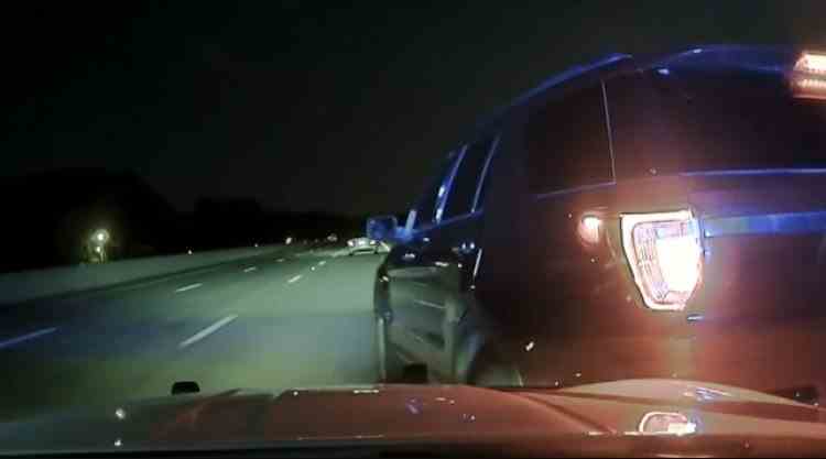 Momentul în care o autospecială de poliție răstoarnă mașina condusă de o șoferiță gravidă, în SUA