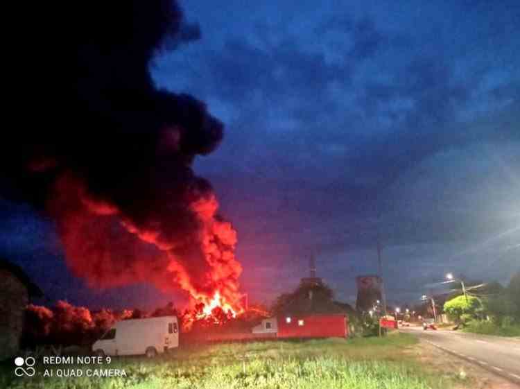 Pompierii din Mureș încearcă de 15 ore să stingă un incendiu izbucnit la o fabrică de mobilă