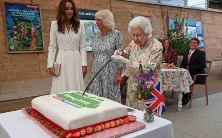 Momentul amuzant în care Regina Elisabeta a II-a încearcă să taie un tort cu sabia