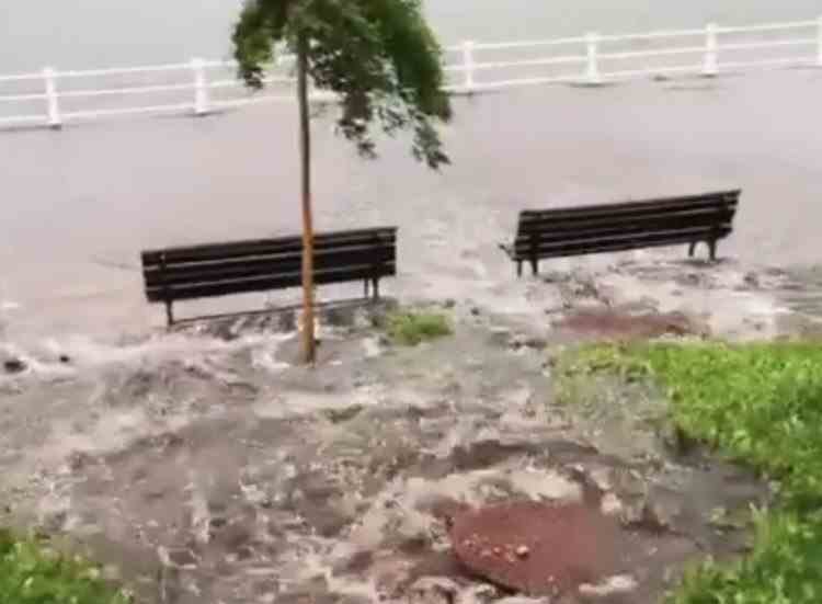 Faleza din Constanța a fost inundată, după ce canalizarile au refulat - Apa și dejecțiile au ajuns în mare
