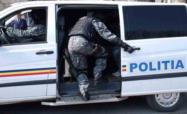 Polițiștii efectuează mai multe percheziții în Braşov şi Galați, într-un dosar de evaziune fiscală