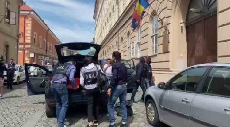 Cei zece polițiști de la Serviciul Înmatriculări Auto Timișoara au fost reținuți pentru 24 de ore