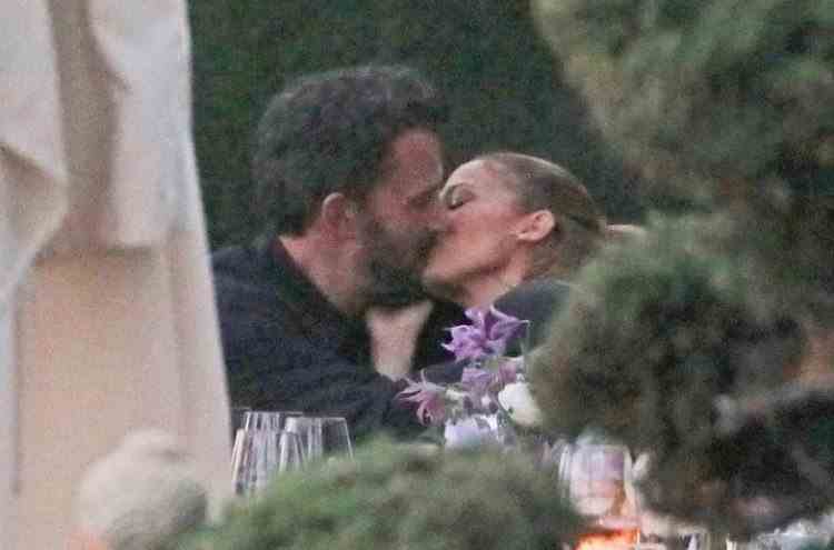 La aproape 20 de ani de la despărțire, Jennifer Lopez și Ben Affleck au fost surprinși sărutându-se pe terasa unui restaurant