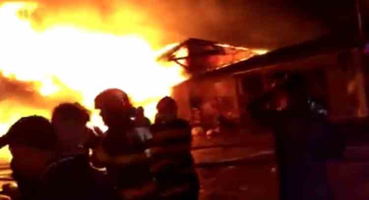 Un incendiu puternic a izbucnit marți seara la un depozit de mase plastice din Bârlad