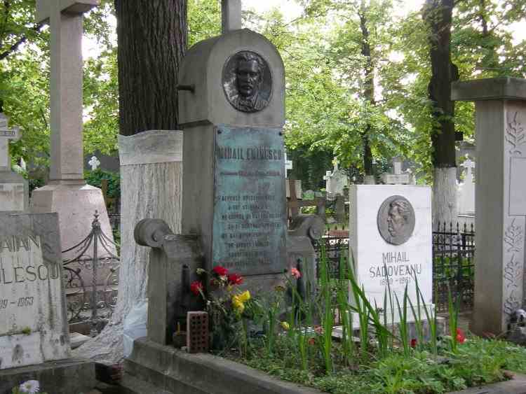 Rămășițele pământești ale lui Mihai Eminescu ar putea fi deshumate din cimitirul Bellu și mutate la Ipotești