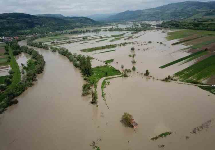 Apele Române: Sunt depășite cotele de pericol pe râul Negru și cele de inundație pe Olt, Dobrovăț și Vaslui