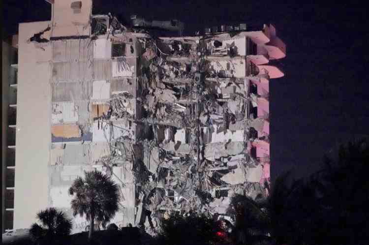 Bloc cu 12 etaje, prăbușit la Miami - Numărul victimelor nu este cunoscut