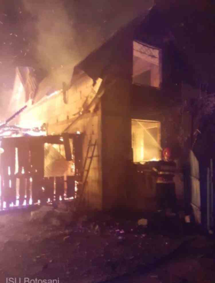 Casă distrusă de flăcări, în județul Botoșani - Incendiu a fost provocat intenționat