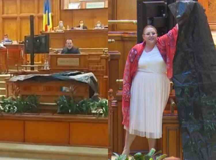 Senatoarea Diana Șoșoacă, cu un sac de morgă în Parlament: Acesta e sacul în care au fost închiși oamenii care au murit în pandemia COVID