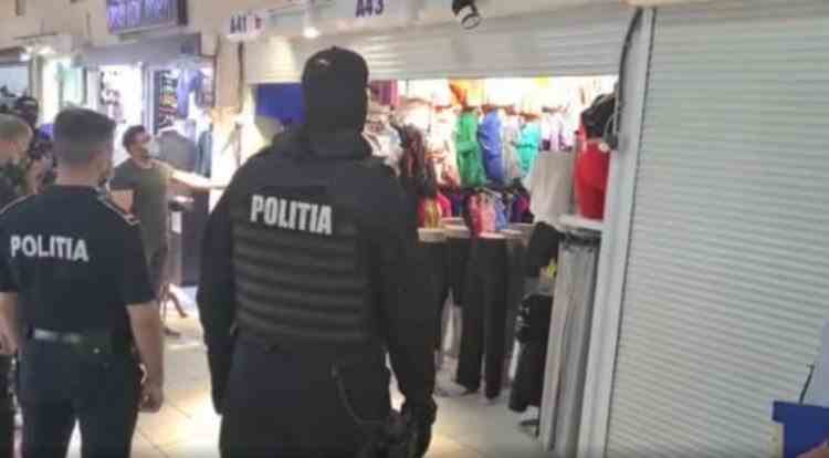 VIDEO: 400 de polițiști fac verificări într-un magazin de haine din București