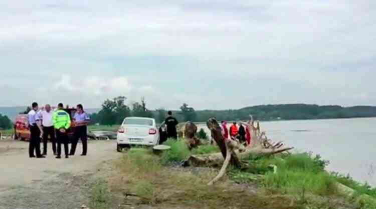 O maşină în care se aflau trei bărbaţi a căzut în Dunăre - Unul s-a salvat, ceilalţi au rămas captivi în autoturism