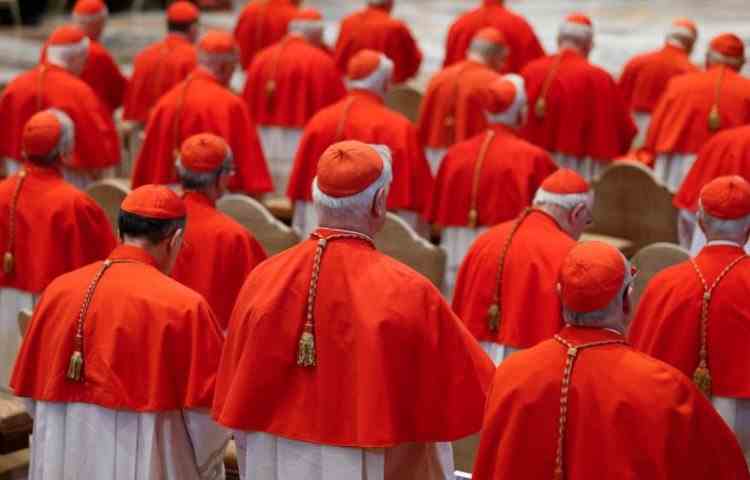Un cardinal de la Vatican, acuzat de spălare de bani și abuz în serviciu