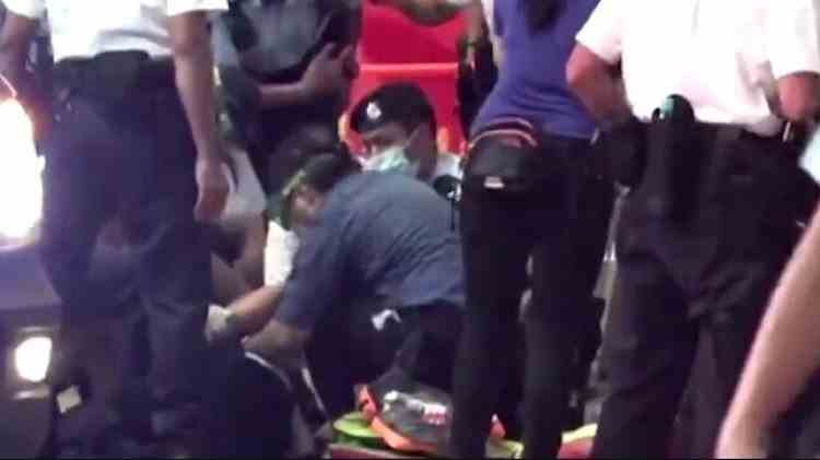 Un bărbat a ajuns să fie considerat erou după ce a înjunghiat un polițist din Hong Kong