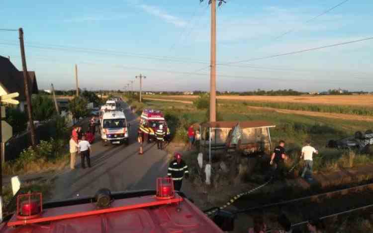Foto: Accident feroviar grav în Olt - Un autoturism a fost lovit de un tren de călători