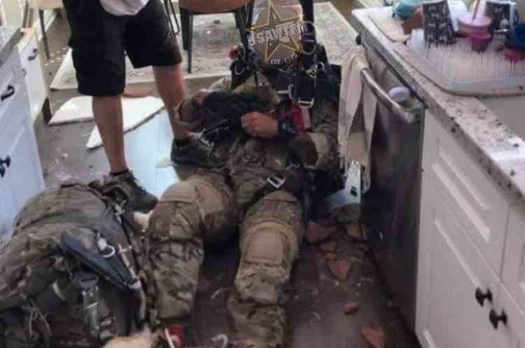 FOTO: Un parașutist, soldat britanic, a ratat aterizarea și a căzut prin acoperișul unei case din California