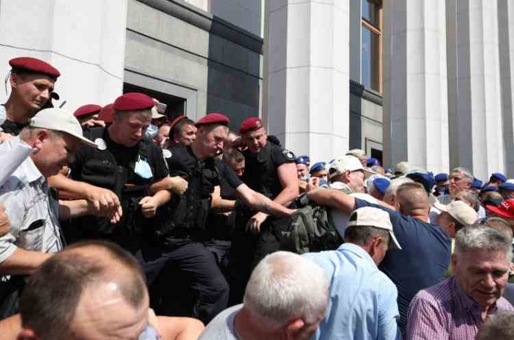 Protest de amploare în Ucraina: Sute de foști polițiști au încercat să intre cu forța în clădirea Parlamentului
