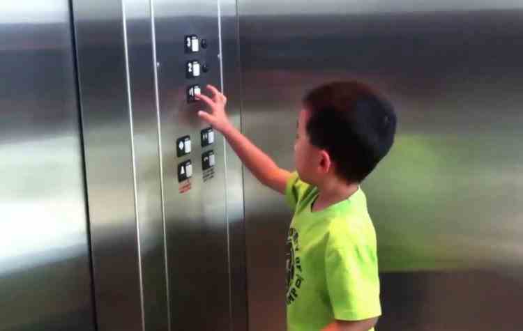 Un copil a murit strivit de ușile unui lift, în SUA - Băiatul era în vacanță cu familia