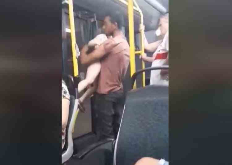 VIDEO - UPDATE: Poliția a început cercetările în urma unor imagini în care o fetiță plânge și se zbate în brațele unui bărbat, într-un autobuz din Brăila
