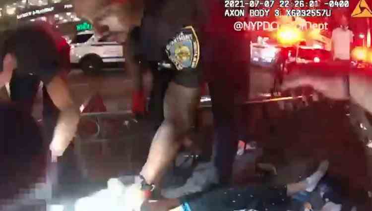 VIDEO: Un polițist din SUA i-a salvat viața unui tânăr înjunghiat, folosind o pungă de chipsuri