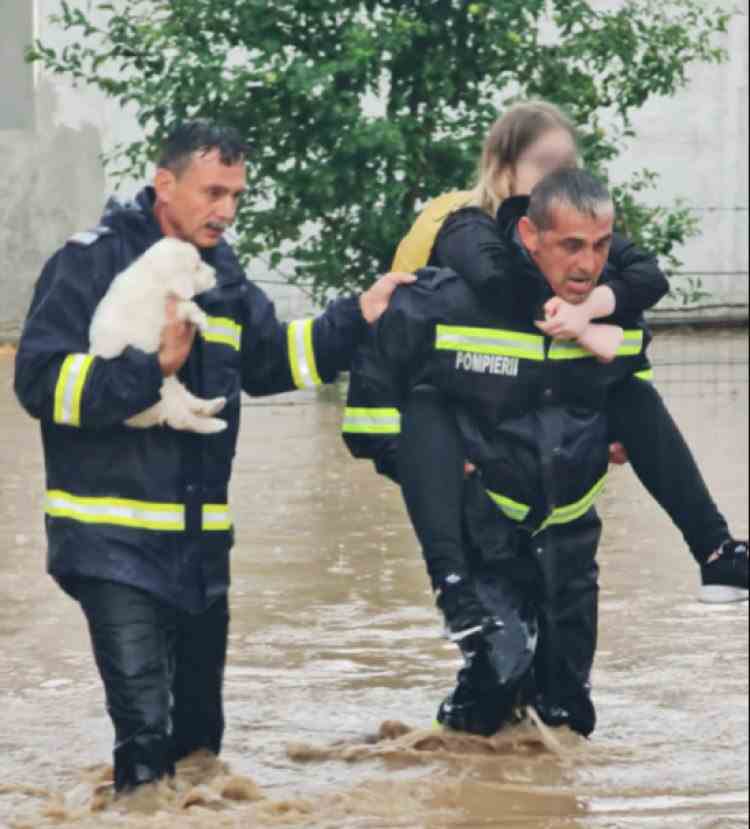36 de localităţi din 15 judeţe au fost afectate de inundații în ultimele 24 de ore - Pompierii au ajutat la evacuarea a zeci de turiști