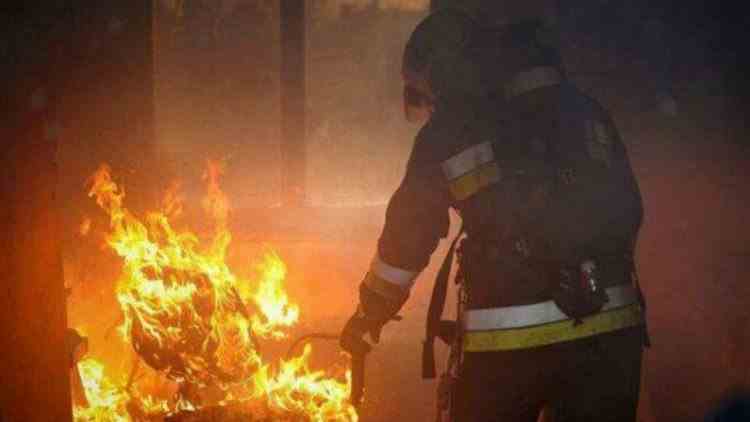 Doi tineri din Botoșani au dat foc unei locuințe, după ce proprietara le-a blestemat copilul pe Facebook