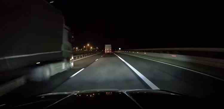 VIDEO: Un șofer a sunat la 112, după ce a fost depășit de un TIR, care circula pe autostradă cu peste 150km/h