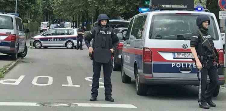 Șofer român, reținut în Austria - Polițiștii au descoperit 17 imigranți în duba pe care o conducea