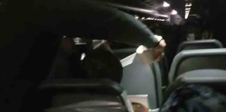 VIDEO: Un pasager a fost legat de scaun cu bandă adezivă, după ce s-a îmbătat și a făcut scandal în avion