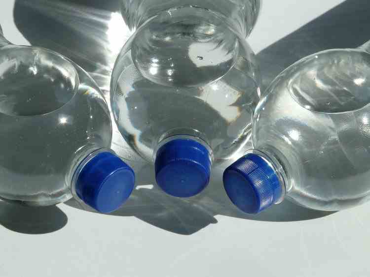 Apa băută dintr-o sticlă de plastic care a stat la soare sau la congelator poate provoca apariția cancerului