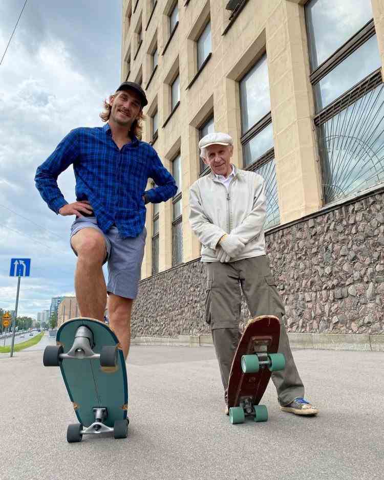 VIDEO: La 73 de ani, un pensionar din Sankt Petersburg face senzație pe skateboard