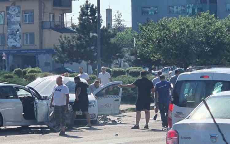 O mașină de lux a avariat trei autoturisme, într-o stație de taxi din Pitești