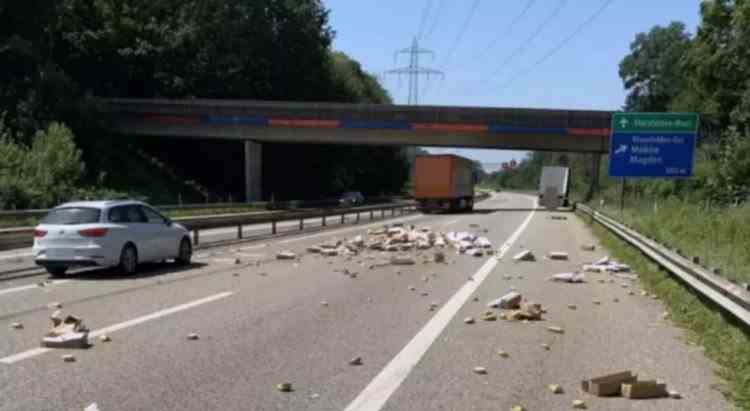 Mâncare de pisici împrăștiată pe o autostradă din Elveția, în urma unui accident rutier - Unul dintre șoferi era român