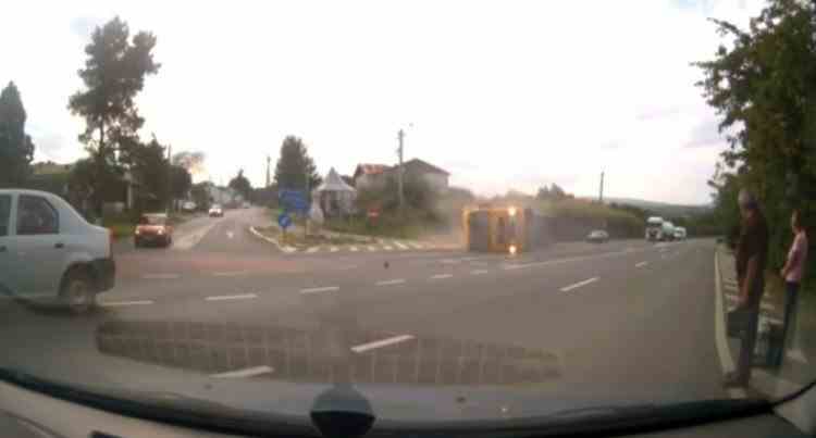 VIDEO: Momentul în care un TIR se răstoarnă pe E 85, în județul Vrancea