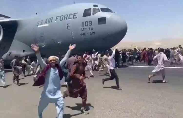 VIDEO: Toate zborurile civile și militare de pe aeroportul din Kabul au fost suspendate - Un avion al Germaniei a fost redirecționat către Tașkent