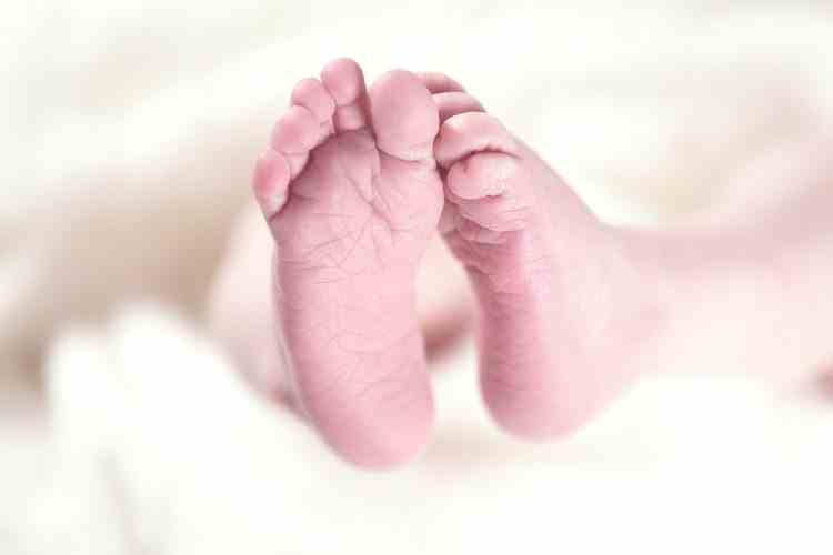 O femeie din Iași a născut prin cezariană un băieţel de 5 kg