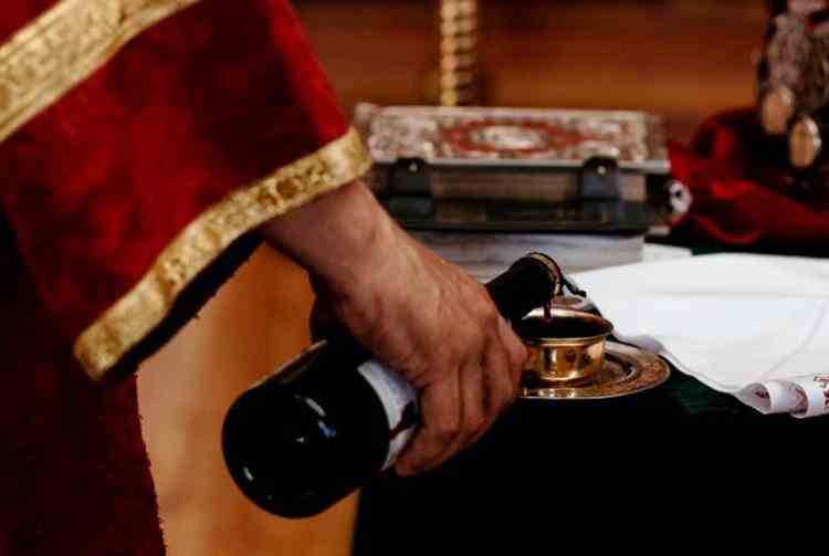 Un preot din Constanța, care a condus băut, a dat vina pe vinul de împărtășanie, pentru a scăpa de sancțiunile polițiștilor