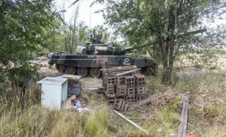 FOTO: Tanc de luptă T-90, aruncat la gunoi în Rusia: Blindatul este complet echipat, îi lipsește doar muniţia de luptă