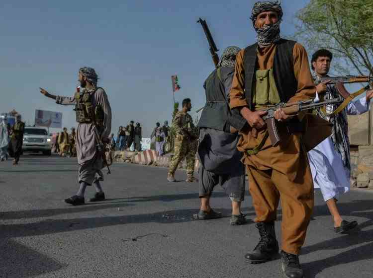 Talibanii îi somează pe toți funcționarii afgani să predea toate armele și bunurile publice, în termen de o săptămână