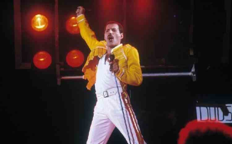 VIDEO: Freddie Mercury, legendarul solist al trupei Queen, ar fi împlinit astăzi 75 de ani