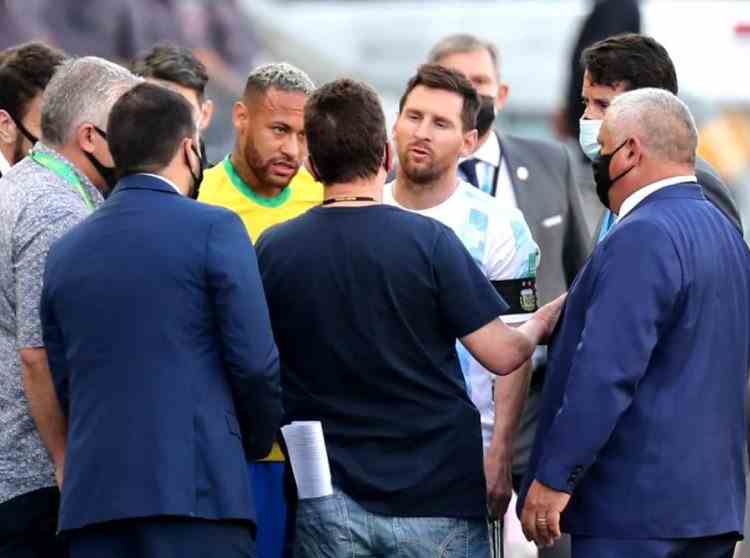 VIDEO: Meciul dintre Brazilia și Argentina a fost suspendat - Agenții sanitari au intrat pe teren pentru a scoate patru jucători ai oaspeților, care urmau să fie deportați
