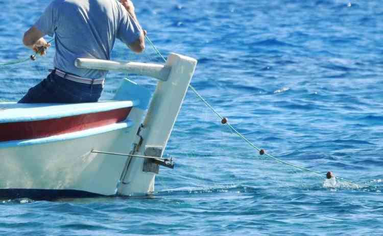 Un pescar a fost arestat după ce a prins în plasă cadavrul unui bărbat, după care l-a aruncat înapoi în mare