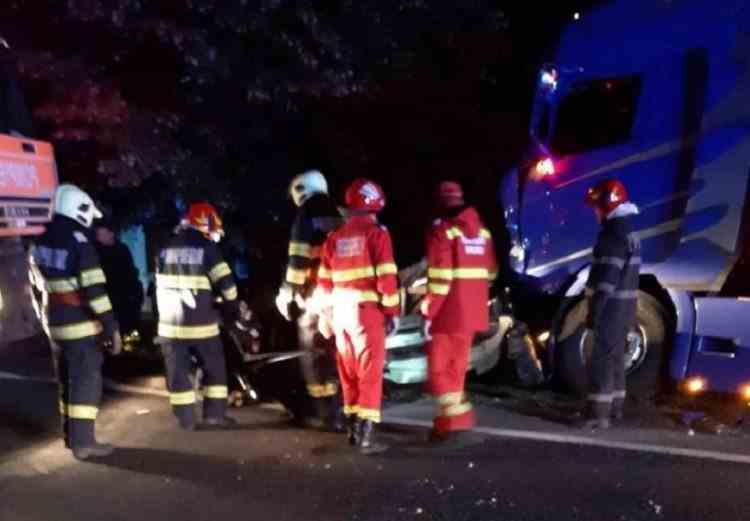 Plan roșu de intervenție în Caraș-Severin - Patru persoane au murit în urma unui grav accident rutier