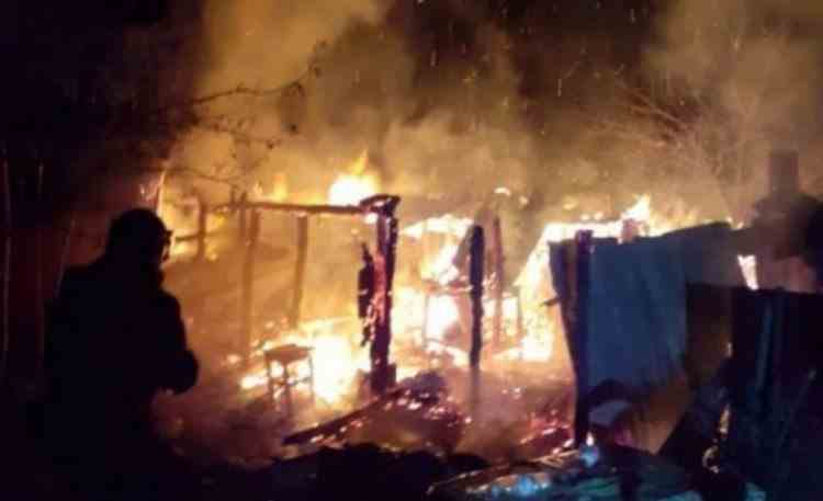 O femeie de 80 de ani din Botoșani şi-a incendiat gospodăria în timp ce încerca să facă ţuică
