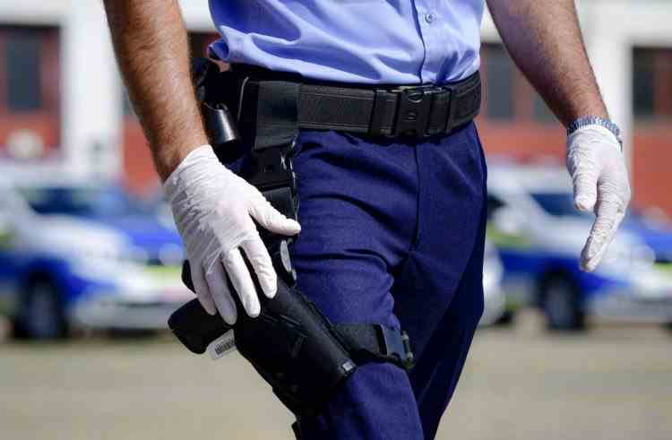 Noi dotări pentru Poliția Română - Polițiștii vor fi dotați cu dispozitive cu electroșocuri de tip Taser-gun și pistoale cu bile cu piper