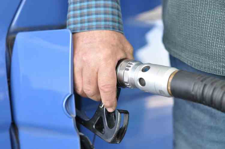 Prețul benzinei, cu 40% mai mare față de anul trecut: Benzina premium a depășit 7 lei pe litru la pompă